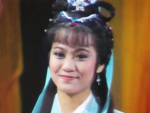 p>斑斑,原名黎小雯,出生于中国香港,中国香港女艺人.