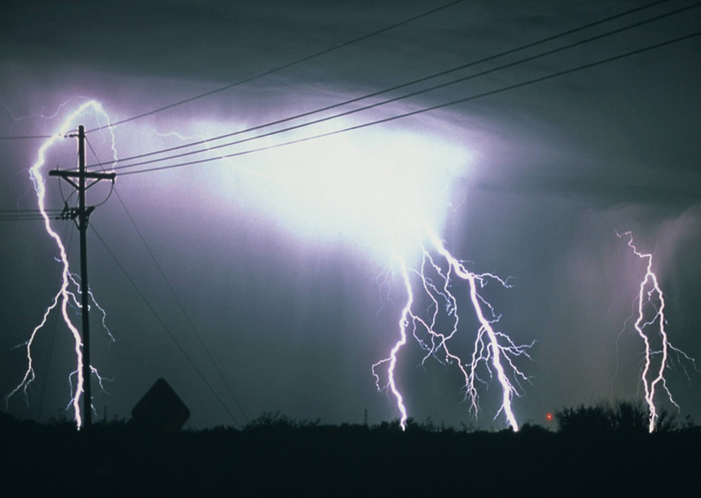  p>雷暴(thunderstorms)是 a target="_blank" href="/item/热带