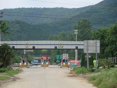 濒临南淝河之水,南接黄镇,西连卫乡,隶属包河区淝河镇