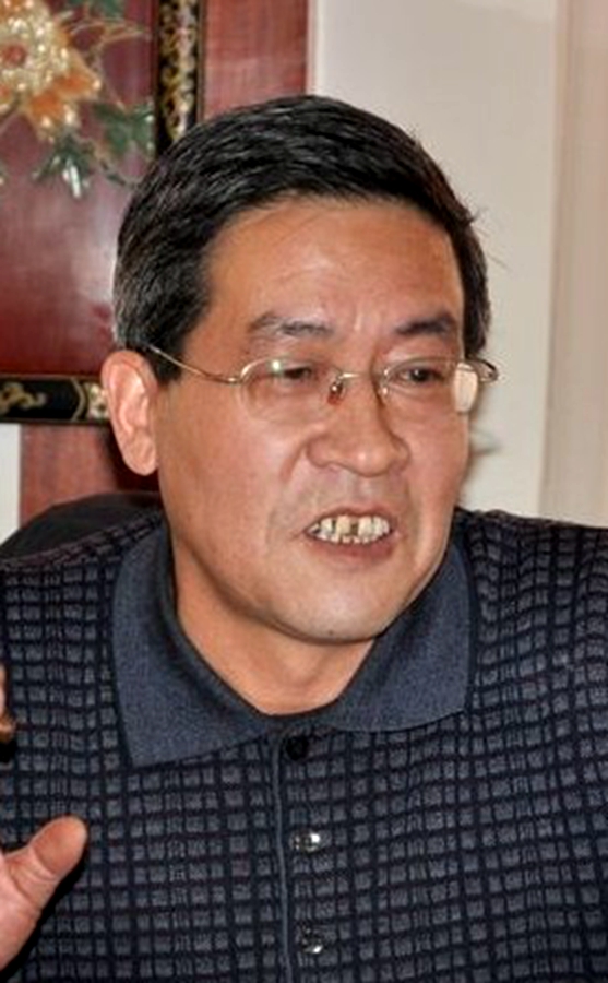 生于1956年,甘肃省<a target="