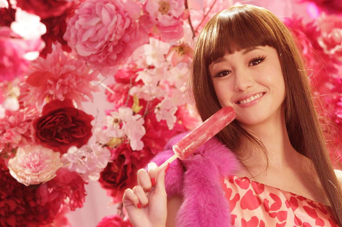 曾是演员,歌手.