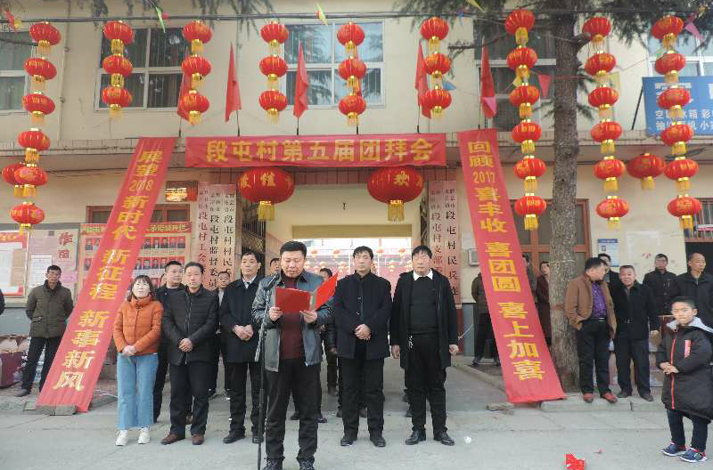 地处城乡接合部,西北与辉县市城区仅一路之隔,东南与孟庄镇区相衔接