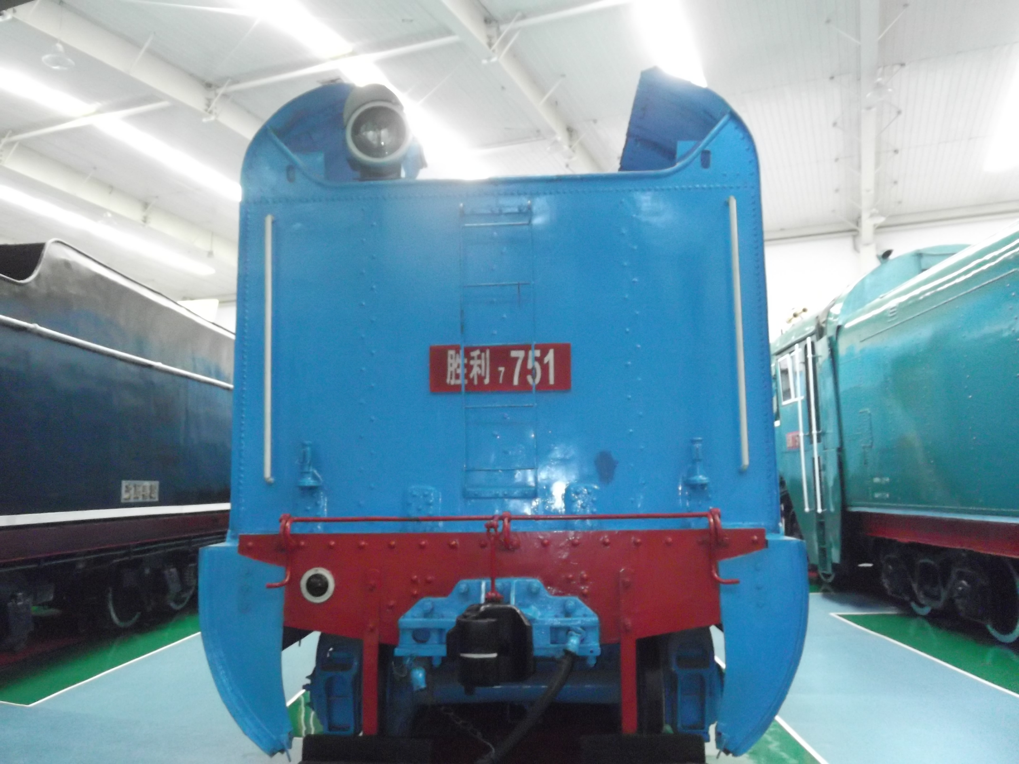  p>国产胜利型蒸汽机车是四方厂于1956年制成的客运机车.全长22.