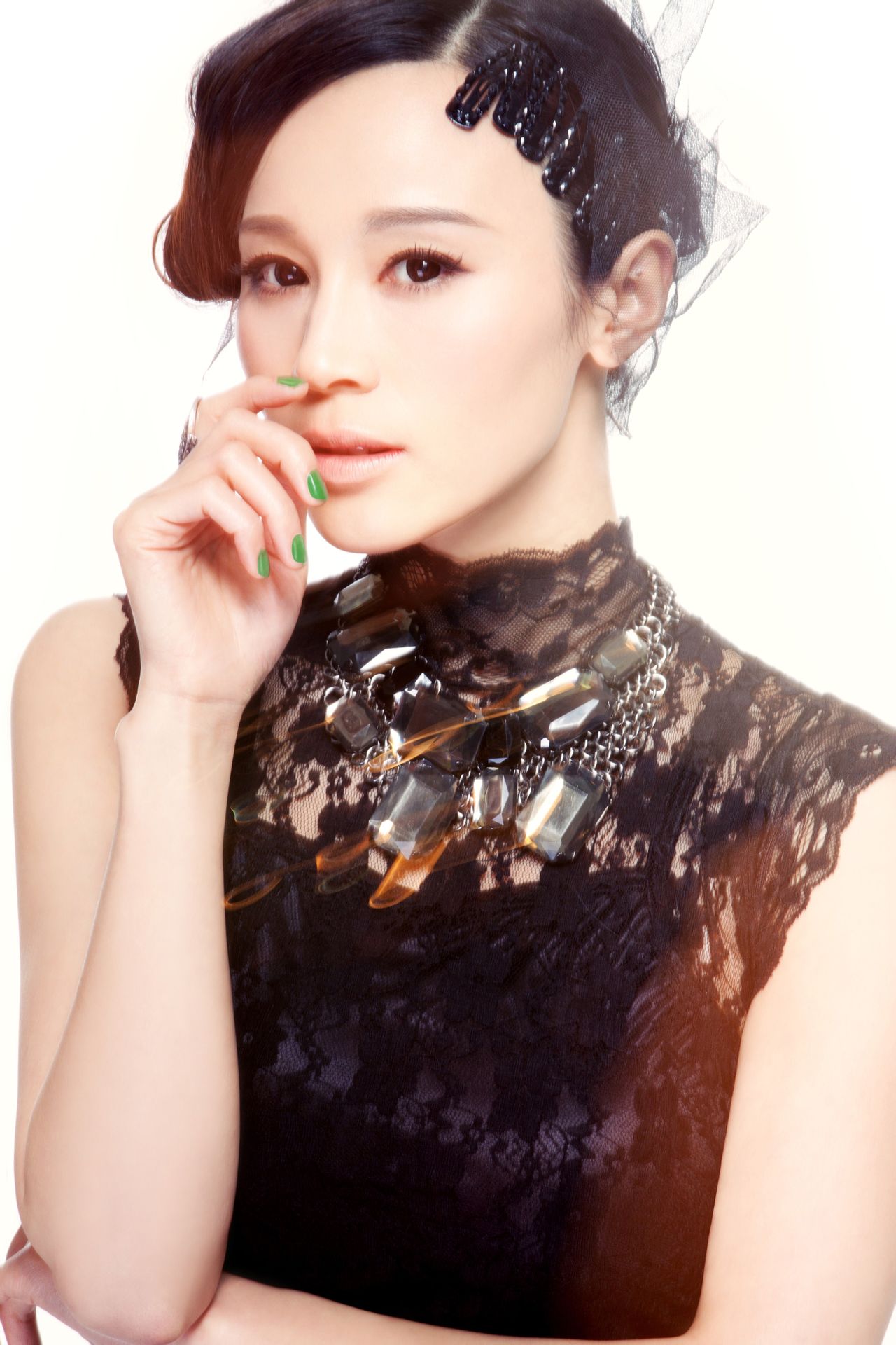 于浙江省金华市浦江县,毕业于浙江省艺术学院越剧表演班,中国女演员