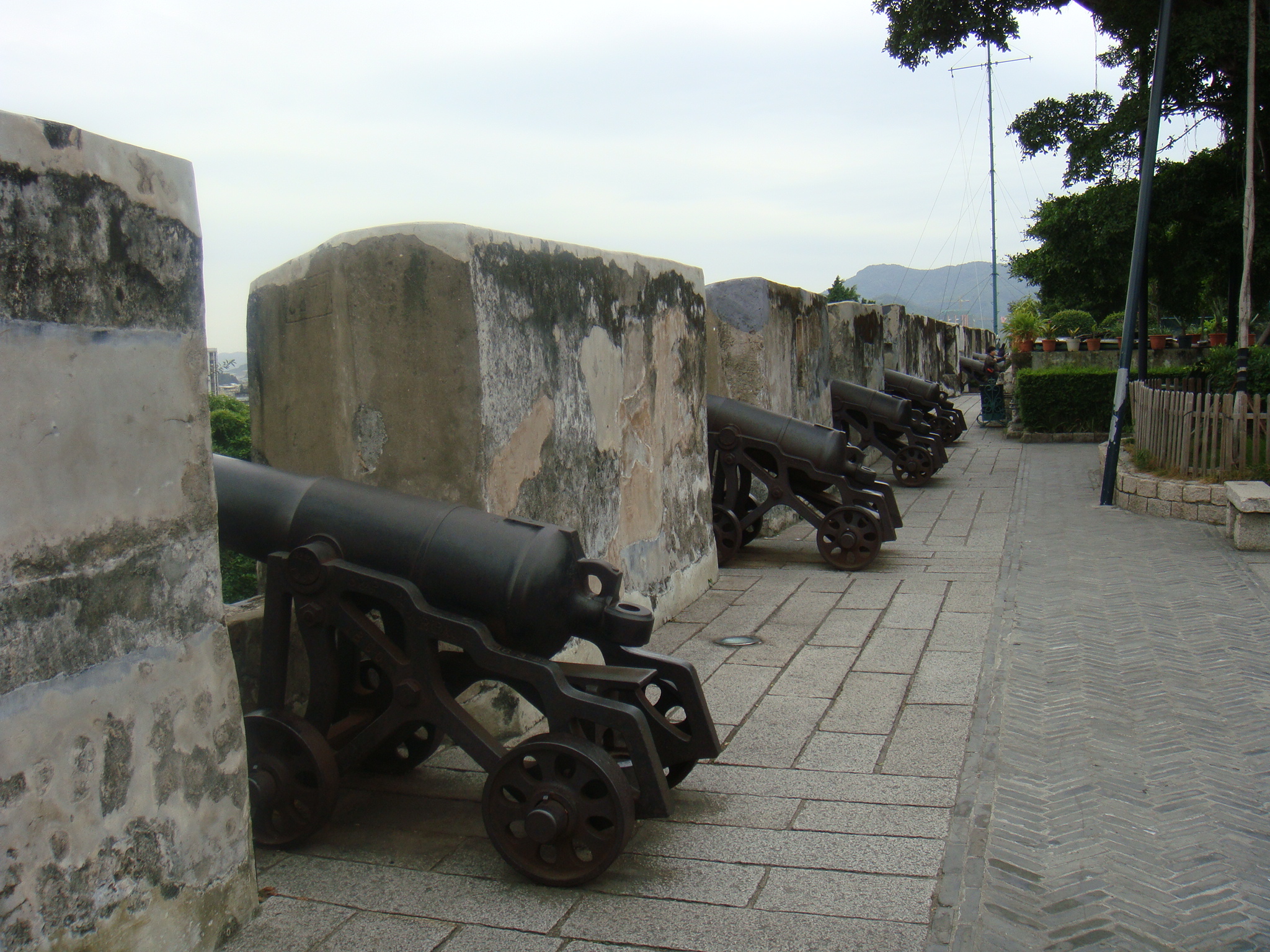  p>大炮台又名圣保禄炮台,中央炮台或大三巴炮台.