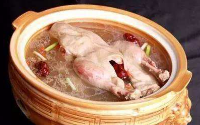  p>天麻炖鸭子主要是由鸭子和天麻为主,加点辅助材料将其用锅炖,汤汁