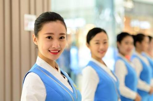 训练符合礼仪规范的站姿,是培养仪态美的起点,其动作要领也是培养其他