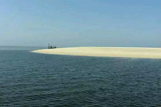  p>磷枪石岛位于海南省儋州市西部沿海,是由珊瑚,贝壳,海滩崖,次生