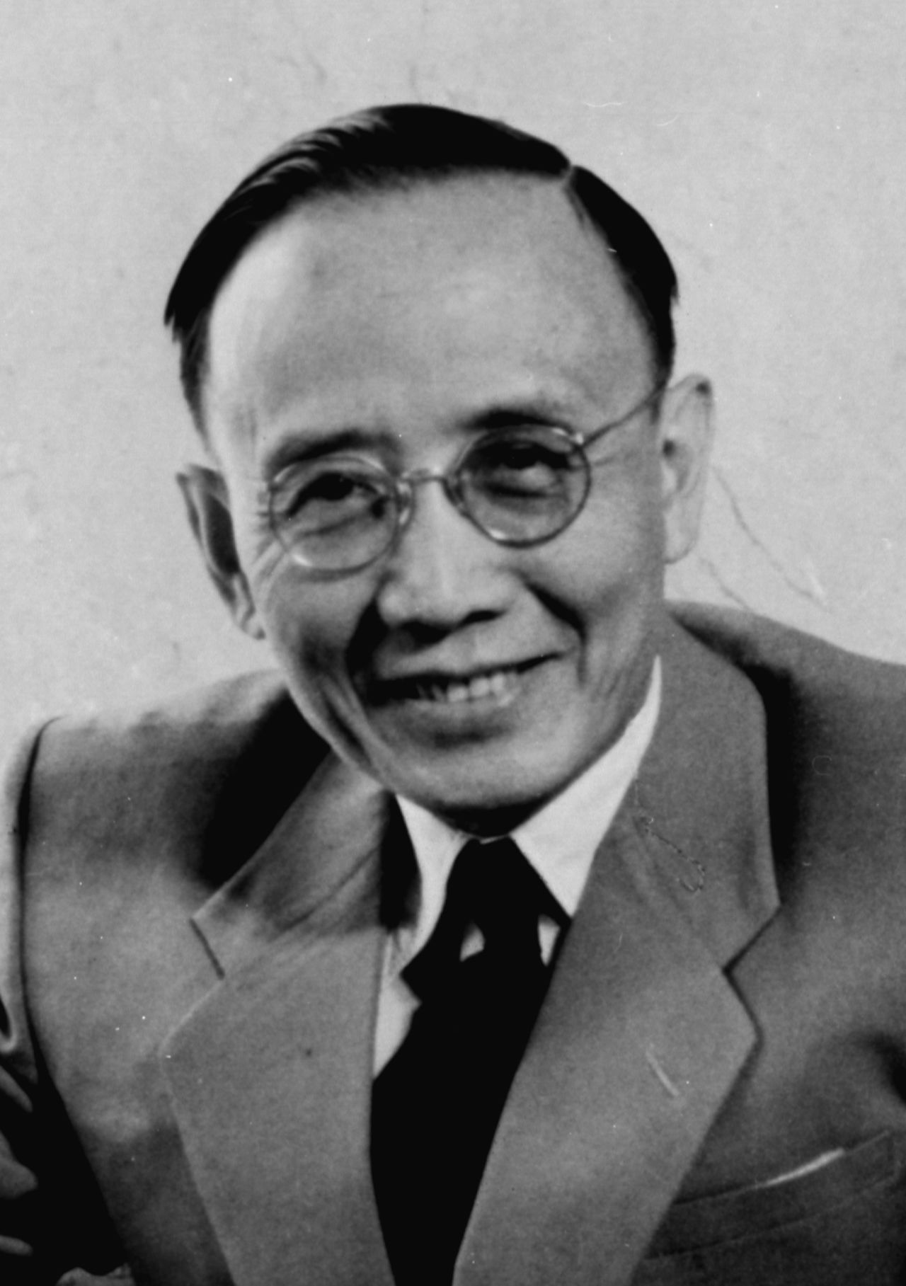  p>《卜算子·咏梅》是现代著名诗人郭沫若所做,简洁明了,读来朗朗上