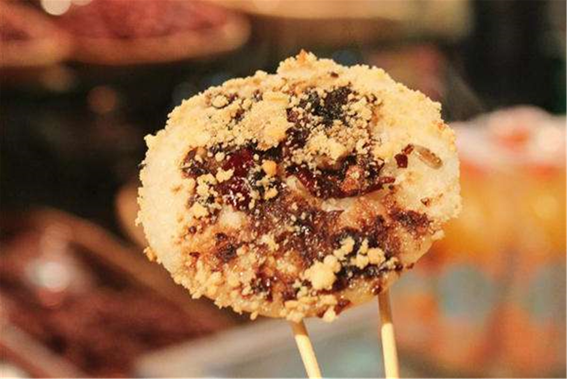  p data-id="gnwrwp315w">镜糕是中国陕西省西安市传统风味小吃,为