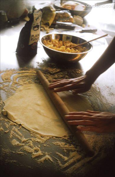 熟制前或熟制后常常在产品表面或熟制后的内部添加奶油,蛋白