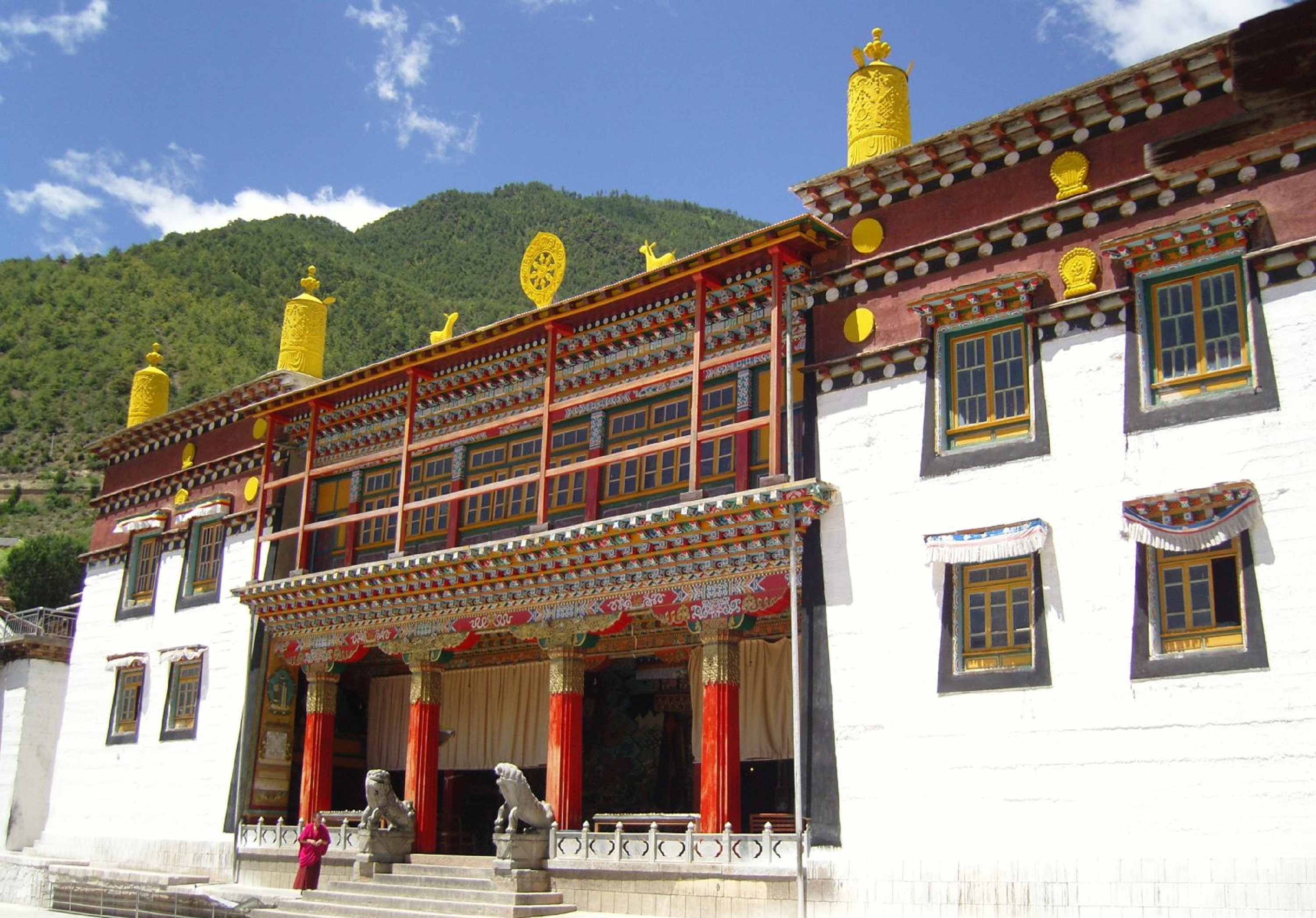  p>噶丹东竹林寺,坐落在 a target="_blank" href="/item/德钦县