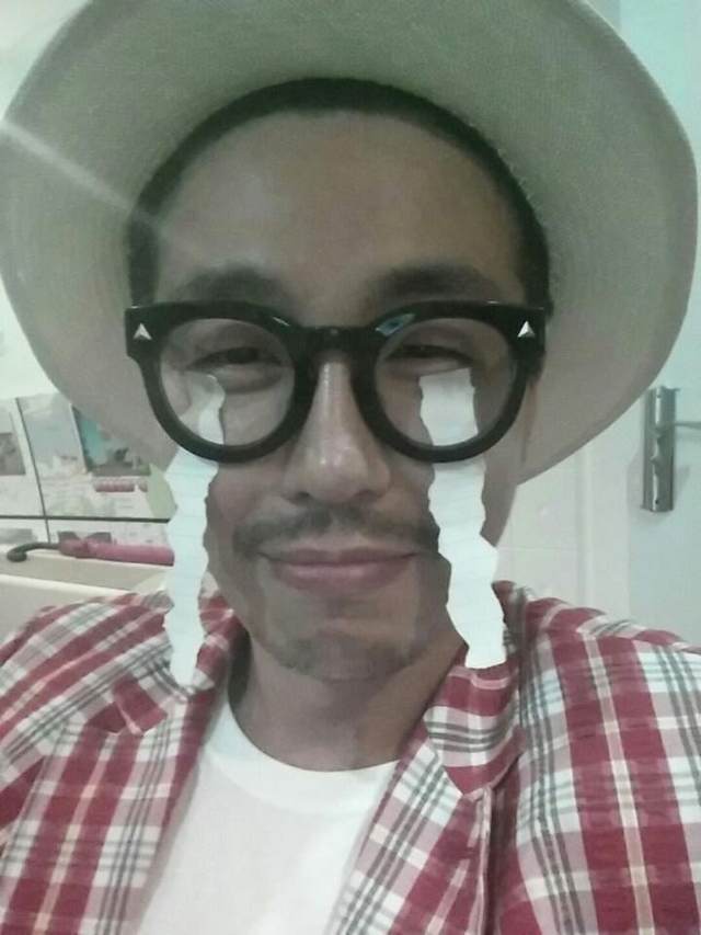  p>韩国著名时装设计师,2004年首尔时装周最年轻设计师, 2009年首位