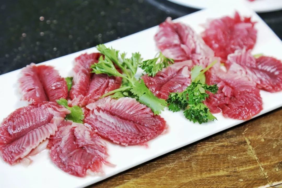 蒜拍一下切成末.勺内放入水,水开时放入鸡胗烫一下捞出控净水.