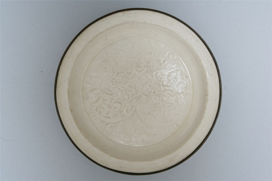  p>德化窑白釉暗刻牡丹纹盘是清代的一件瓷器. /p>