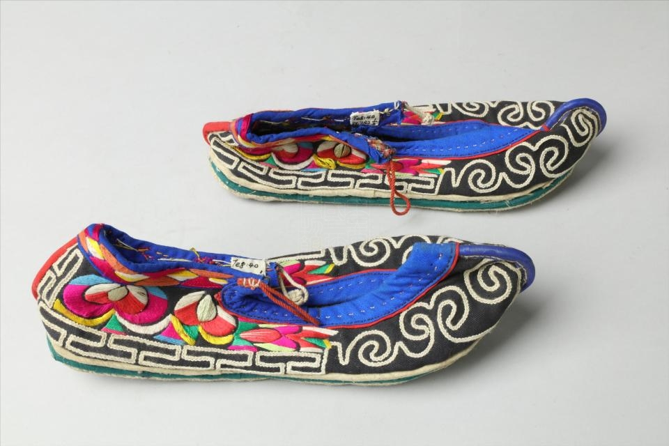 现代羌族花布鞋