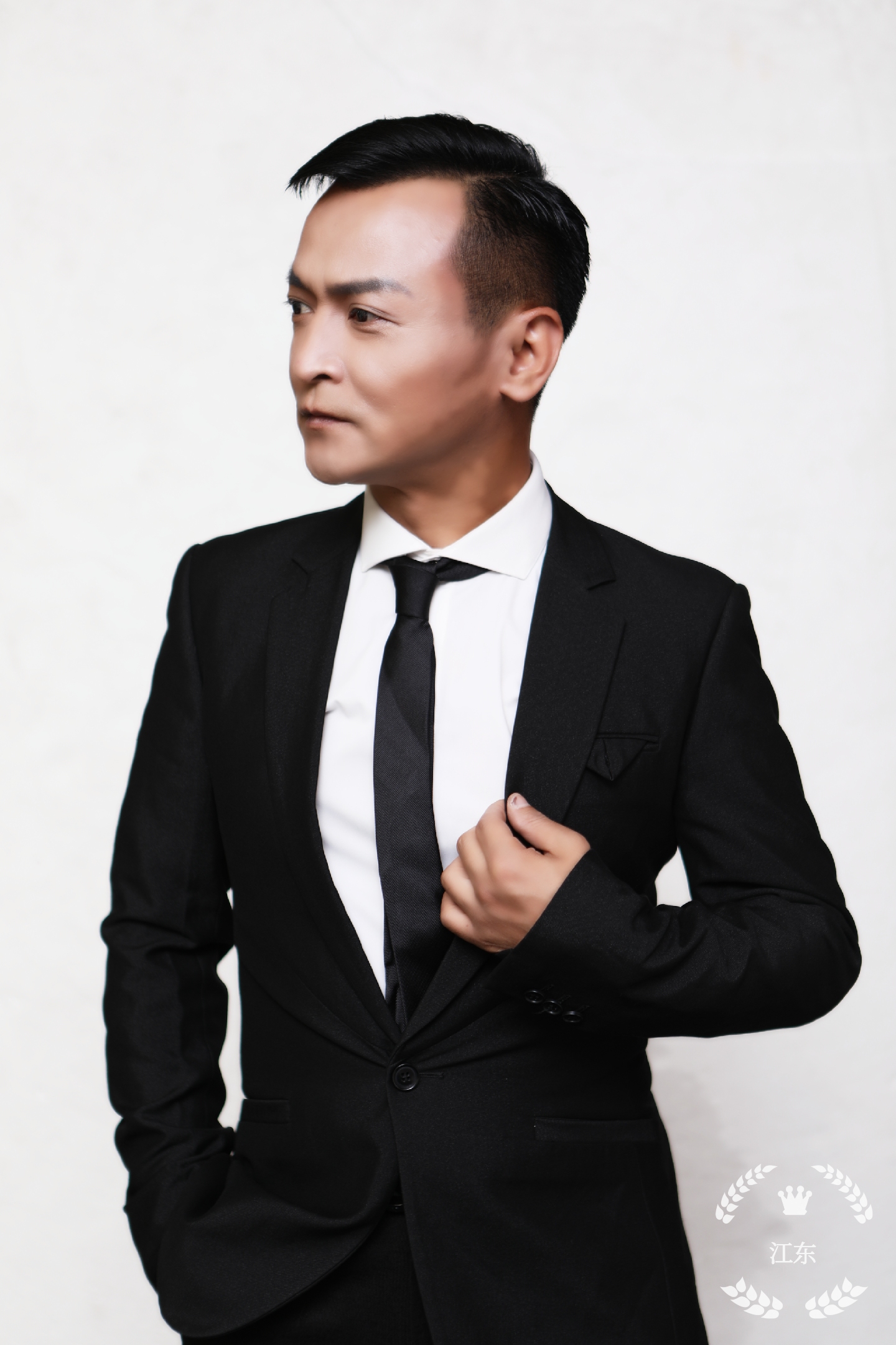  p data-id="gnxb8qr8uf">江东,11月7日出生于山东聊城,歌手.