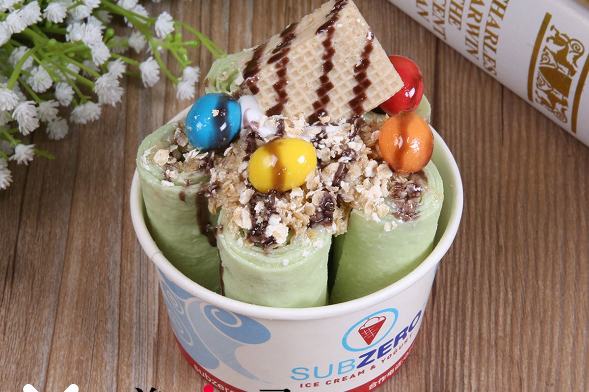 果味酸奶冰淇淋是一道由酸奶,鸡蛋清,各种水果丁等食材制成的