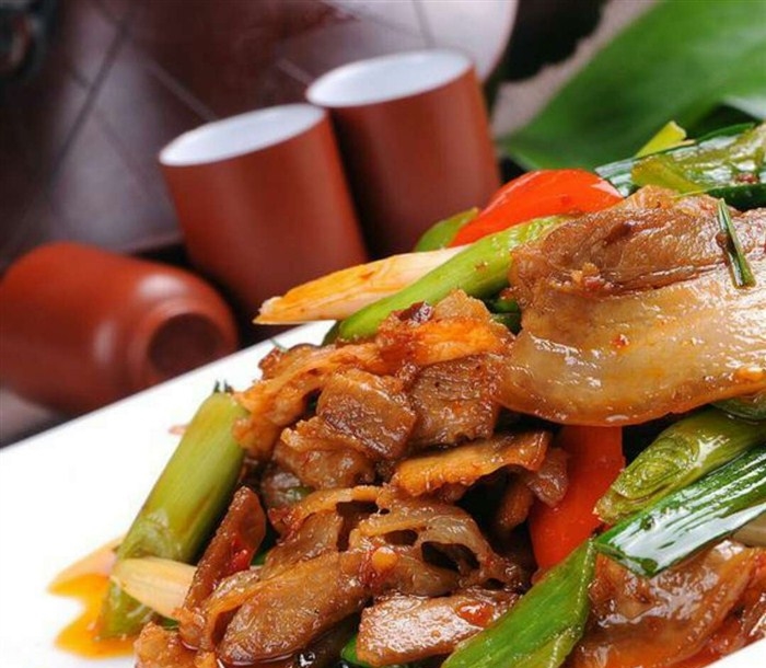  p>东北回锅肉是东北人民在传统经典川菜——回锅肉基础上结合东北