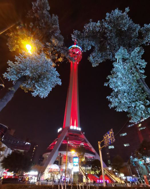  p>339旋转餐厅是指成都市天府熊猫塔的一家自助餐厅. /p>