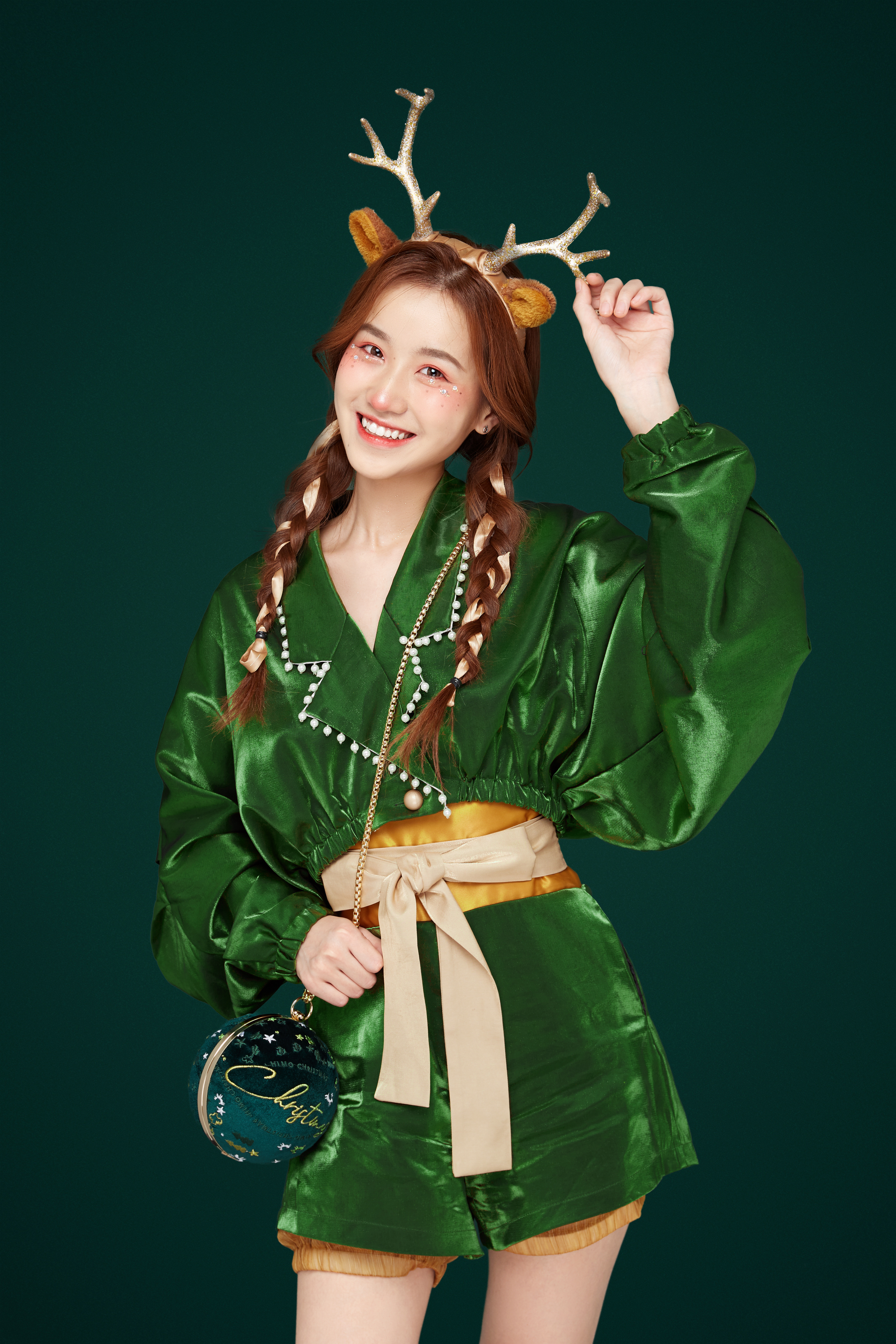  p data-id="gnvh3gr1ag">钟颖(beverly),1998年11月10日出生于四川省