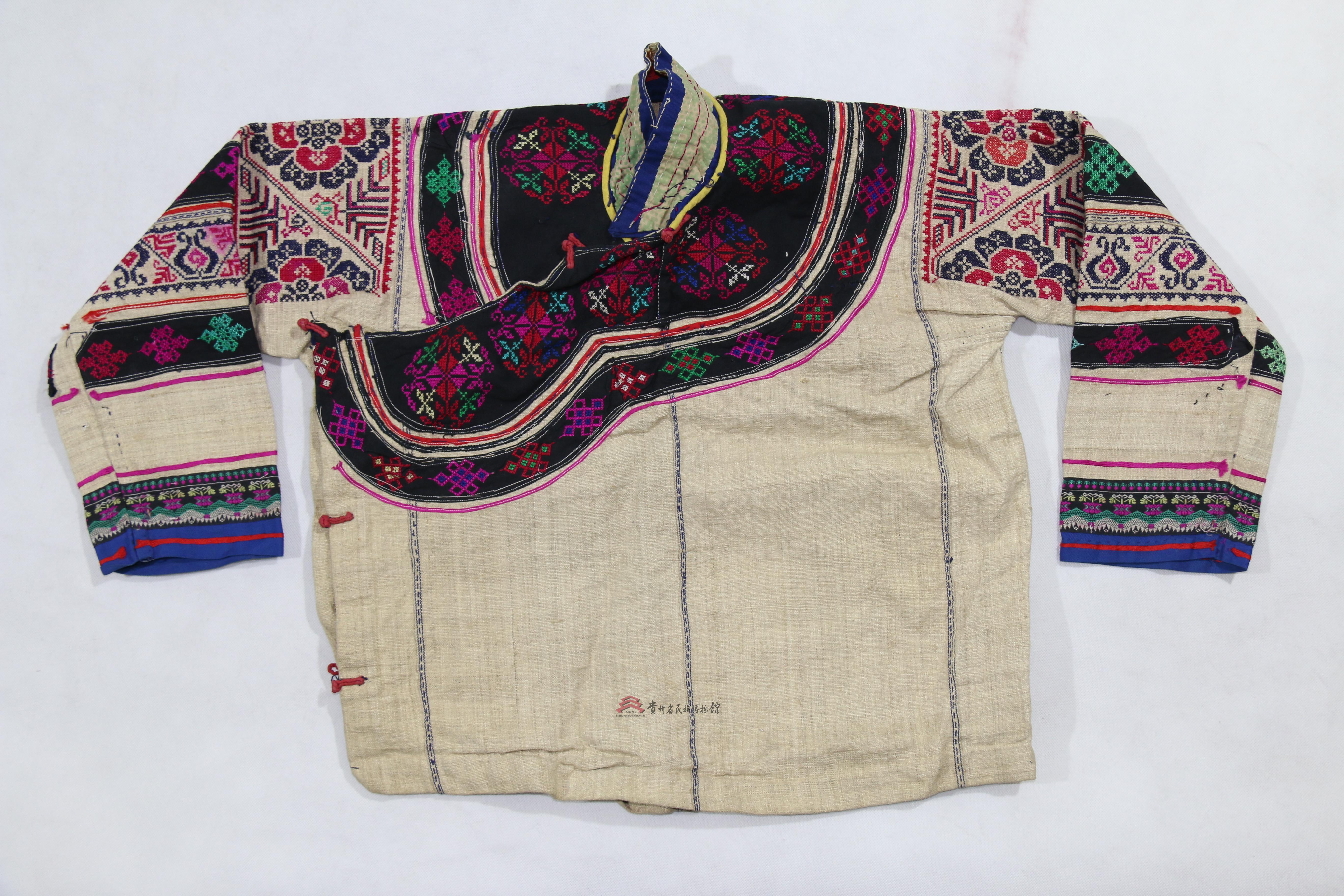 当代四川昭通彝族白麻布挑花花鸟纹右衽女上衣