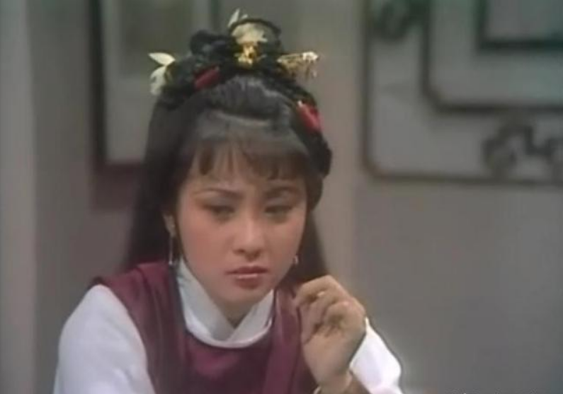她和吕良伟是同学，与赵雅芝同剧比美，复出后常扮演配角_百科TA说