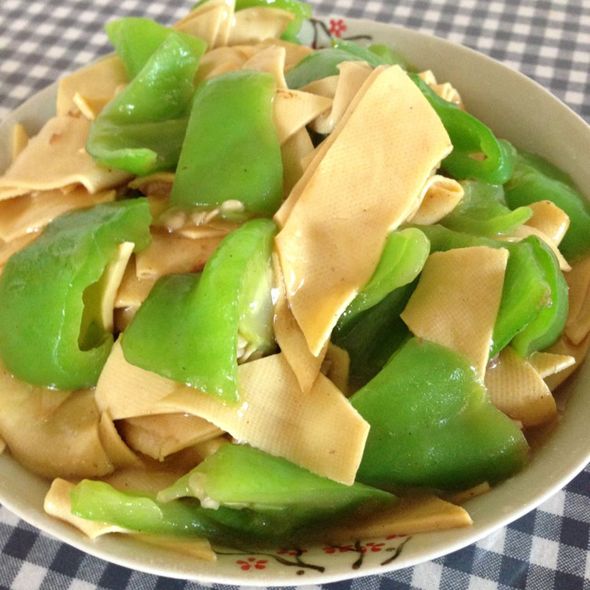  p>尖椒豆片是一款家常菜品,制作原料主要有里脊肉,尖椒等. /p>