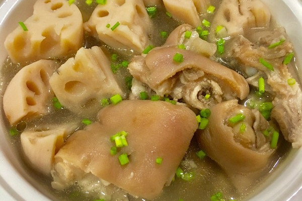  p>猪蹄莲藕汤主要由莲藕,猪蹄肉,红豆, a href="#" data-lemmaid="