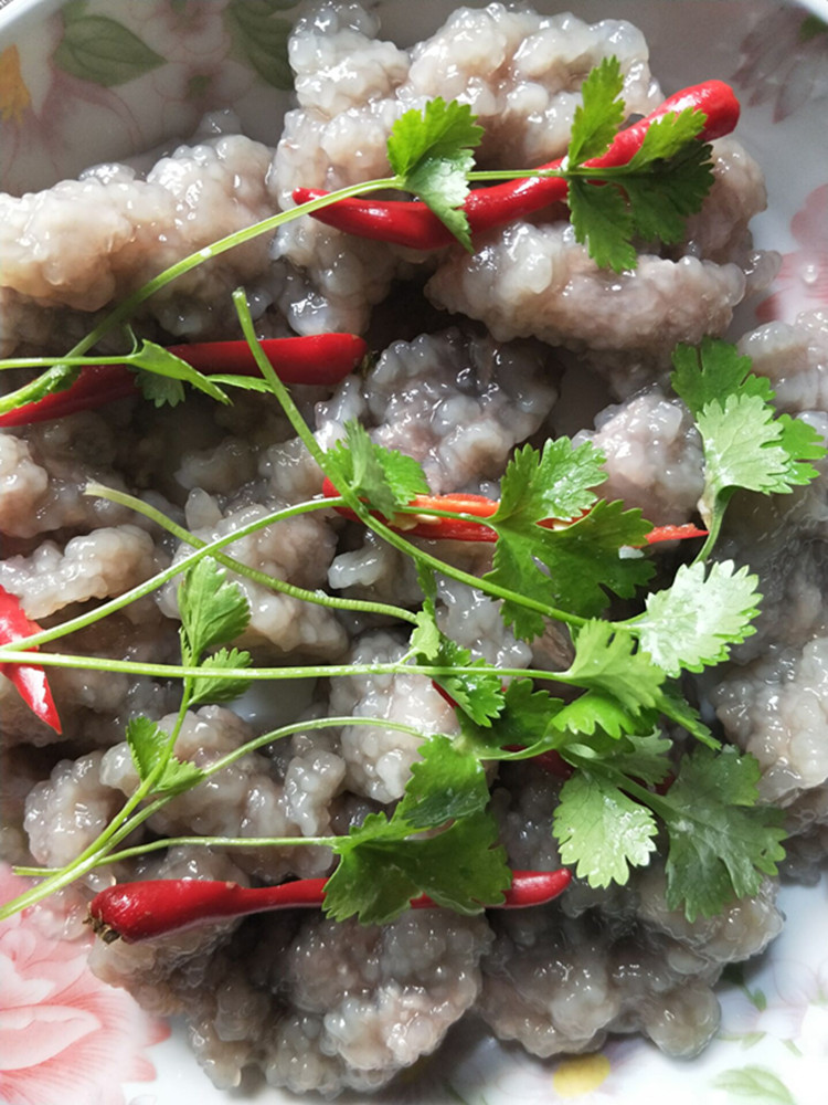  p data-id="gnwo2dpq9y">粉鸡,安徽阜阳传统小吃,特色是淡黄油亮