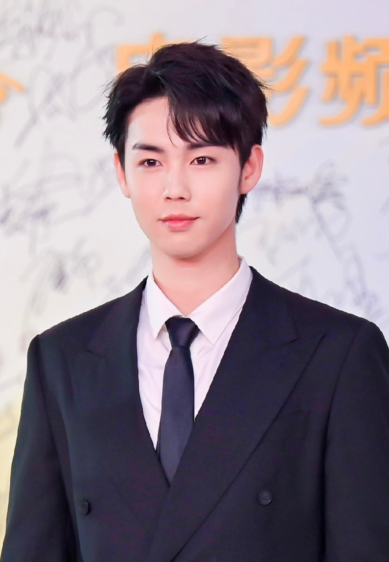  p data-id="gnbi93bntw">于非凡,原名于了一,1996年10月7日出生于