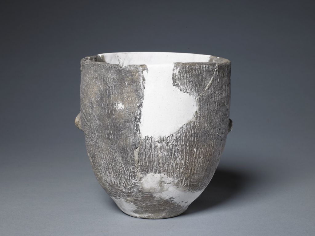 磁山文化灰陶深腹双耳罐