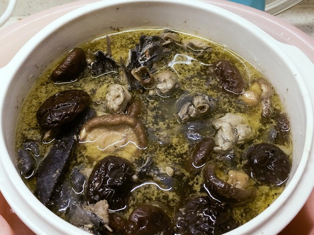  p>蘑菇炖乌鸡是以乌鸡肉,蘑菇,油,葱花主料制作的药膳. /p>