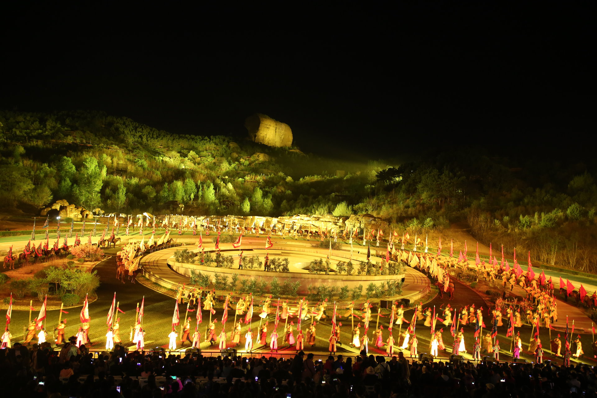  p>大型实景演出《鼎盛王朝·康熙大典》是全球首部皇家文化主题,演绎