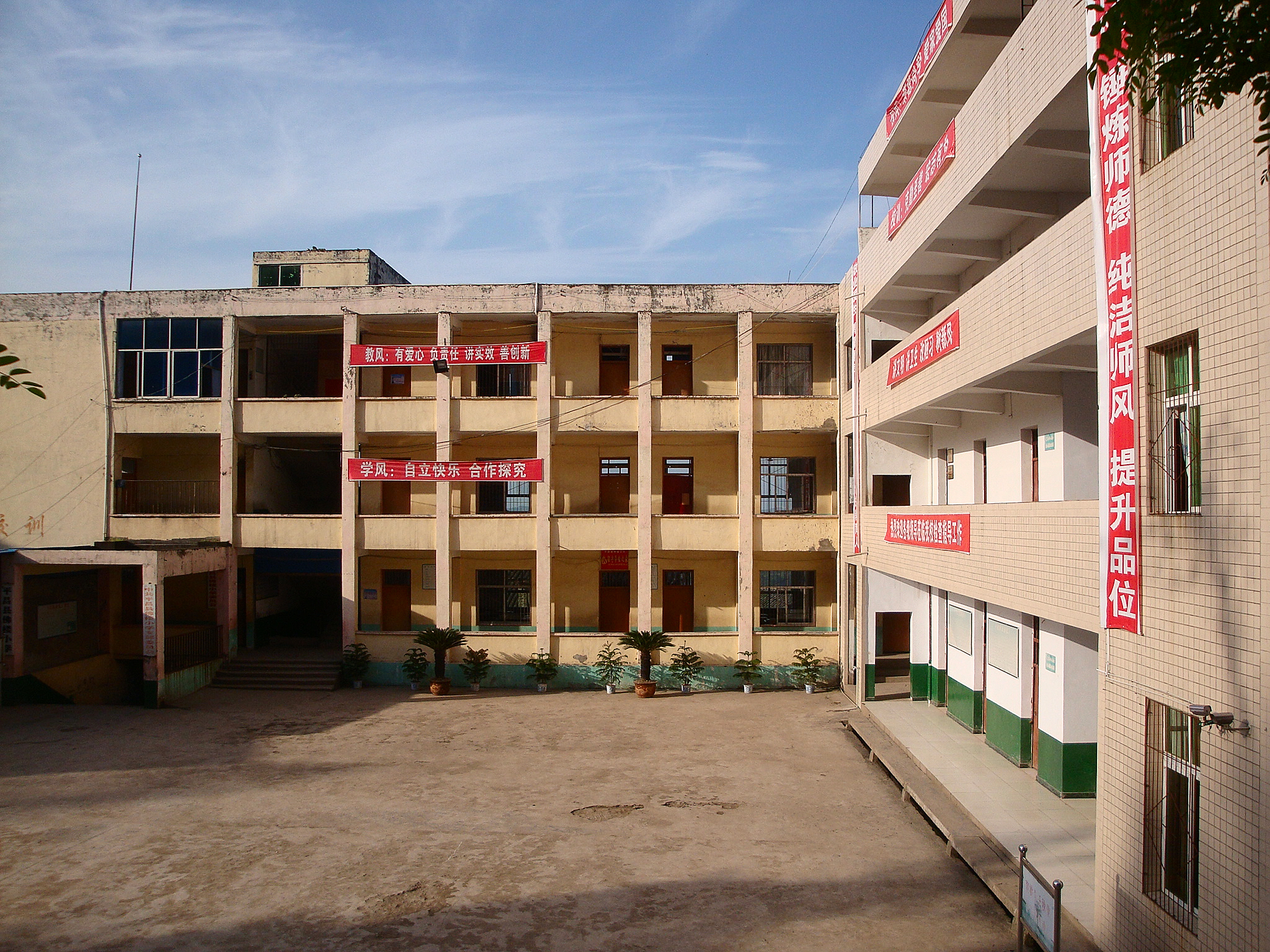  p>平昌县佛楼小学地处平昌南大门,位于三县一市交壤之地,东接达州,南