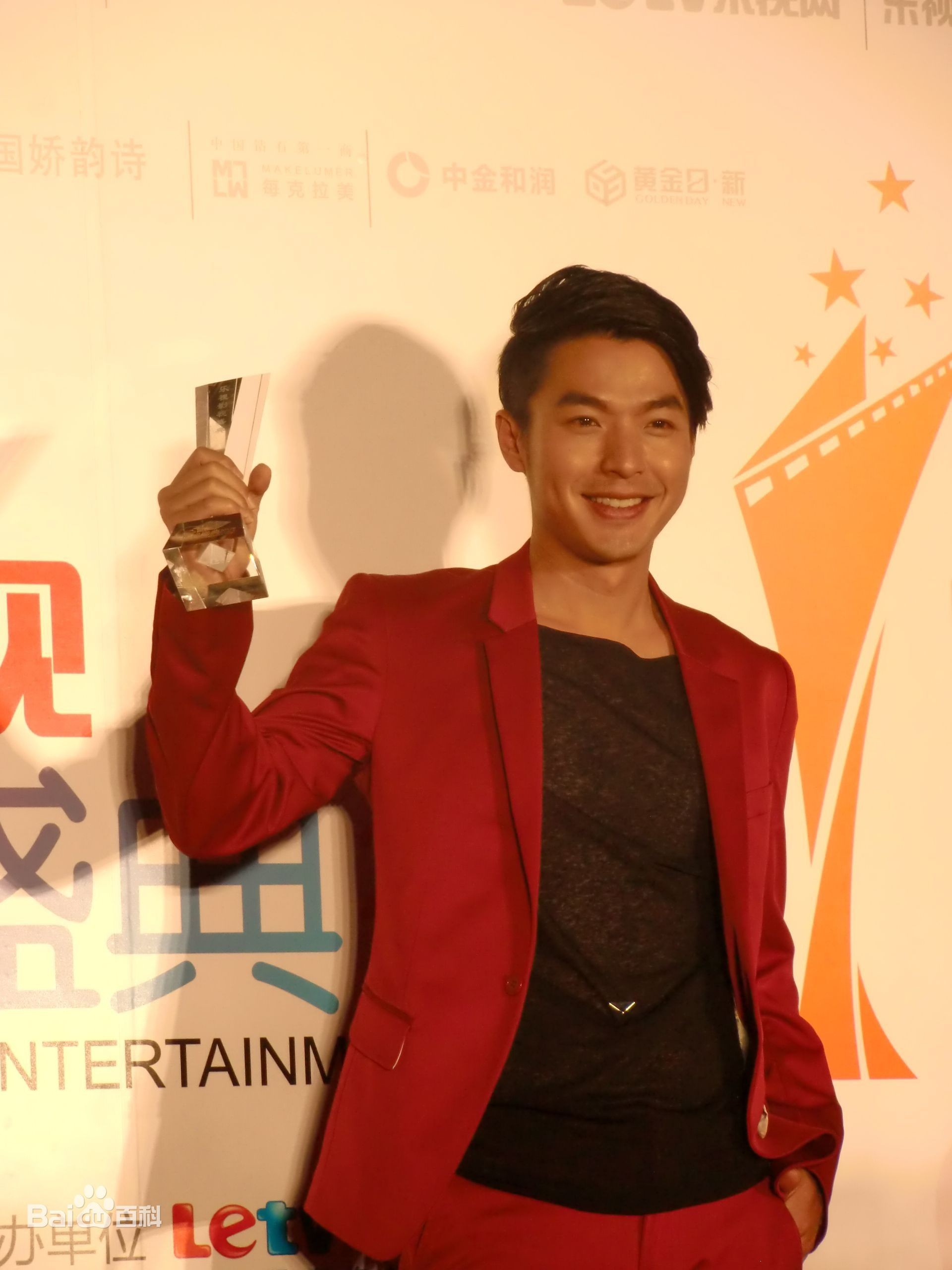  p>李威(leewei),1980年7月9日出生于中国台湾台北市,中国男演员,歌手