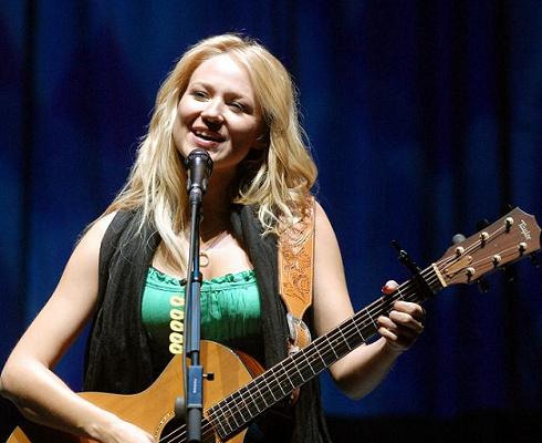 原名jewel kilcher /i>),1974年5月23日出生于美国犹他州,美国女歌手