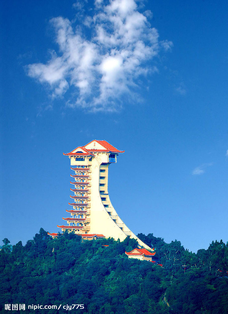 fxkwfwz">川北门户广元,城中有一座突兀的山,名叫凤凰山,山顶矗立一楼