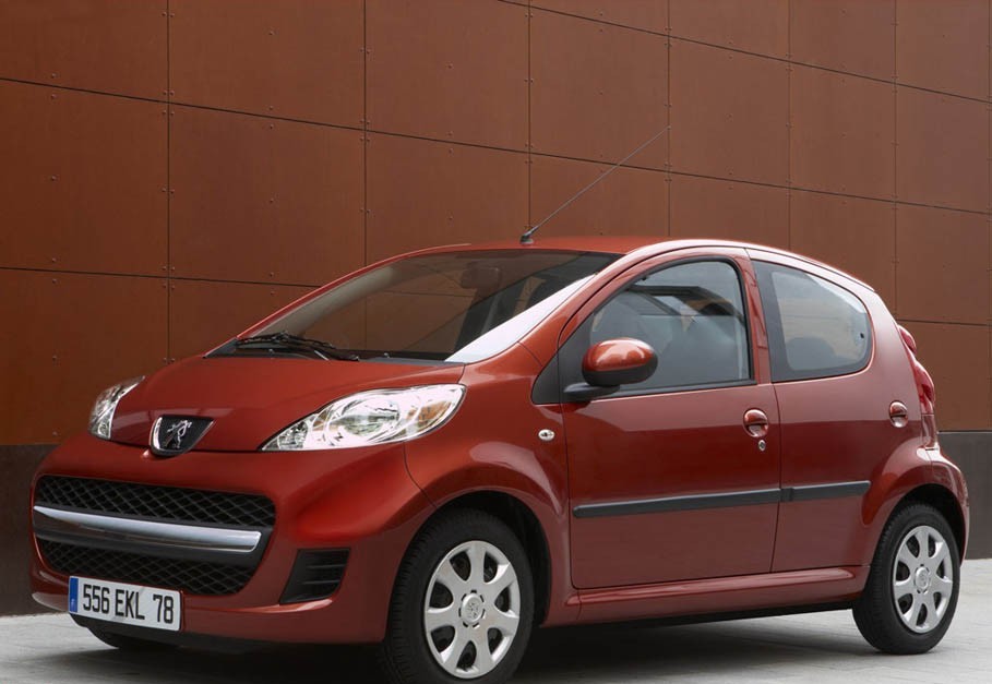  p>标致107cc车型装配了一台和宝马共同研制的1.