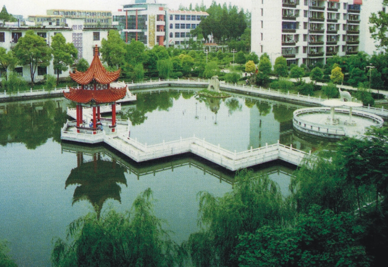 href="/item/潜江市">潜江市 /a>,是湖北省首批办好的省级重点中学之