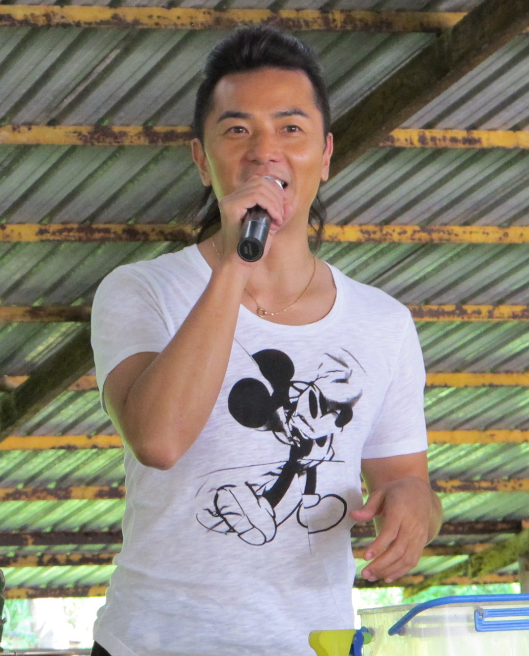 于中国香港,籍贯广东 a target="_blank" href="/item/恩平/75140"