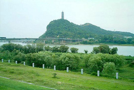 target="_blank" href="/item/兰溪">兰溪 /a>市城区西南,由兰荫山