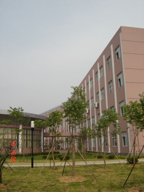  p>长兴金陵高级中学占地318亩,建筑面积八万多平方米,建有教学楼