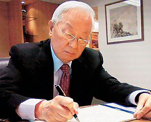  p>张忠谋,1931年7月10日出生于浙江宁波, a target="_blank" href="