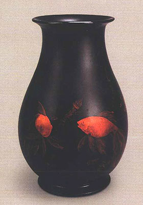 漆绘金鱼图案花瓶