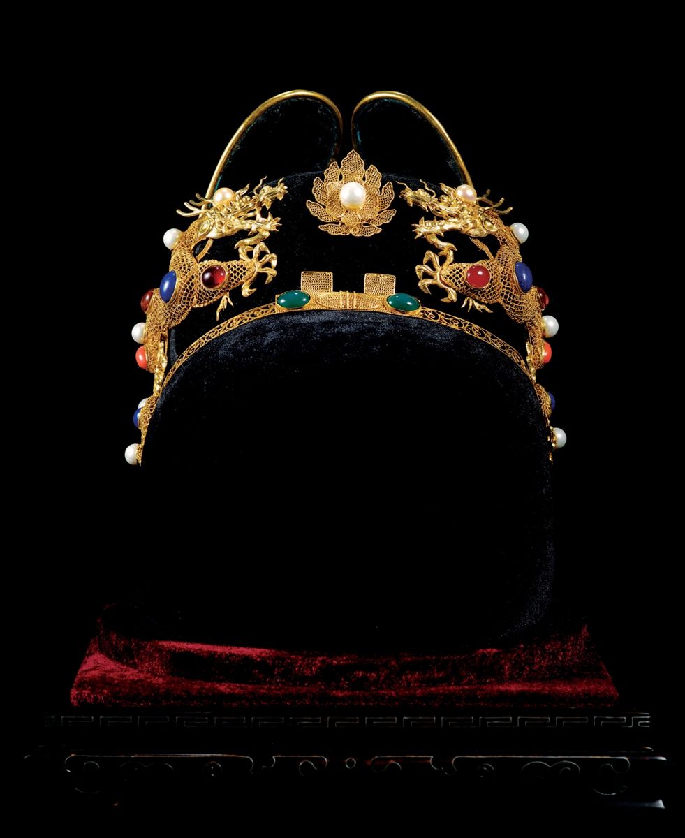 乌纱帽原是民间常见的一种便帽,官员头戴乌纱帽起源于东晋,但作为正式