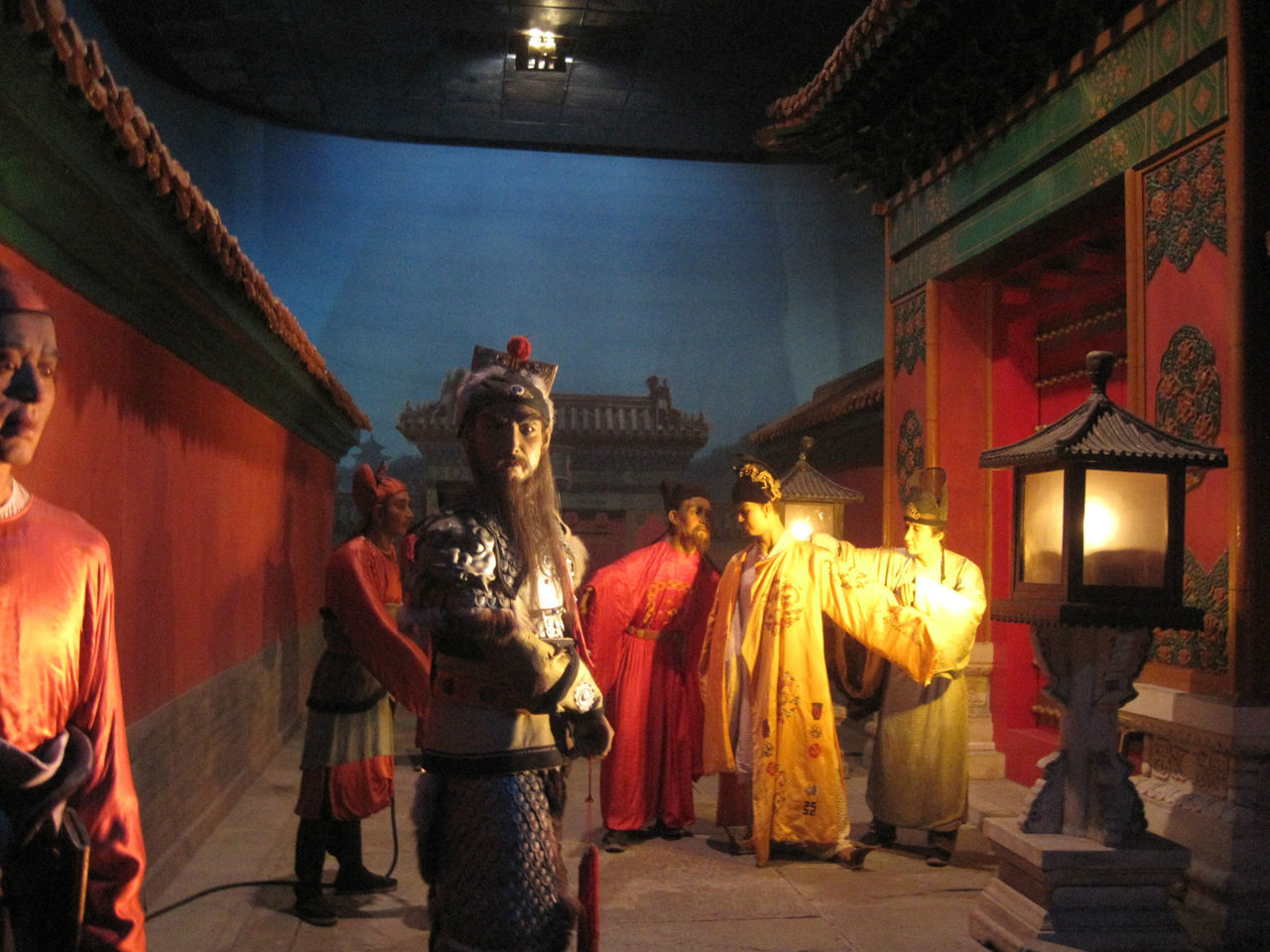  p>北京十三陵明皇蜡像宫(简称明皇宫)于1994年8月开业,是展示中国