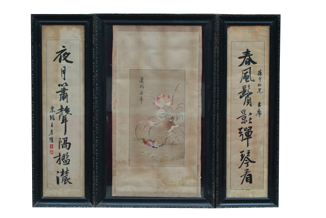 由刺绣中堂和对联组成,中堂以白色缎面为底,上以色线绣着鸳鸯,荷花,和