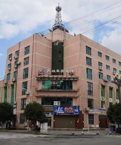  p data-id="gn0f10o5hs">天柱县图书馆位于天柱县凤城镇中山路15栋1