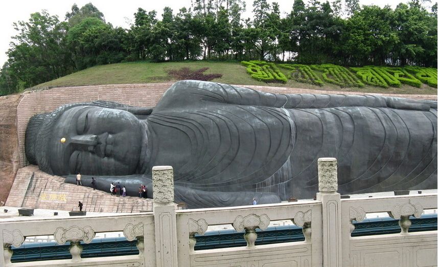  p>巨型睡佛又称隐型睡佛,位于 a target="_blank" href="/item/乐山